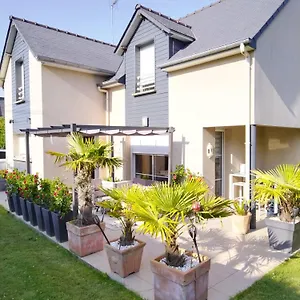 Chez Helene Saint-Coulomb